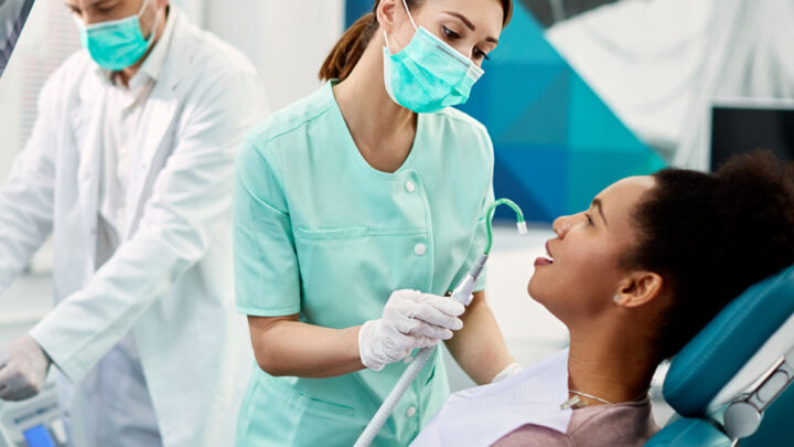ASO che assiste il dentista durante le procedure - Formapro Centro Studi Assistente alla Poltrona