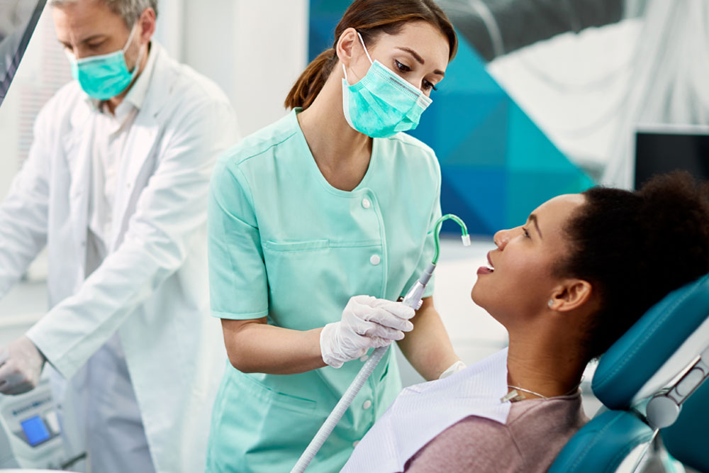 ASO che assiste il dentista durante le procedure - Formapro Centro Studi Assistente alla Poltrona